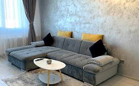 Victoriei Boulevard Private Apartment